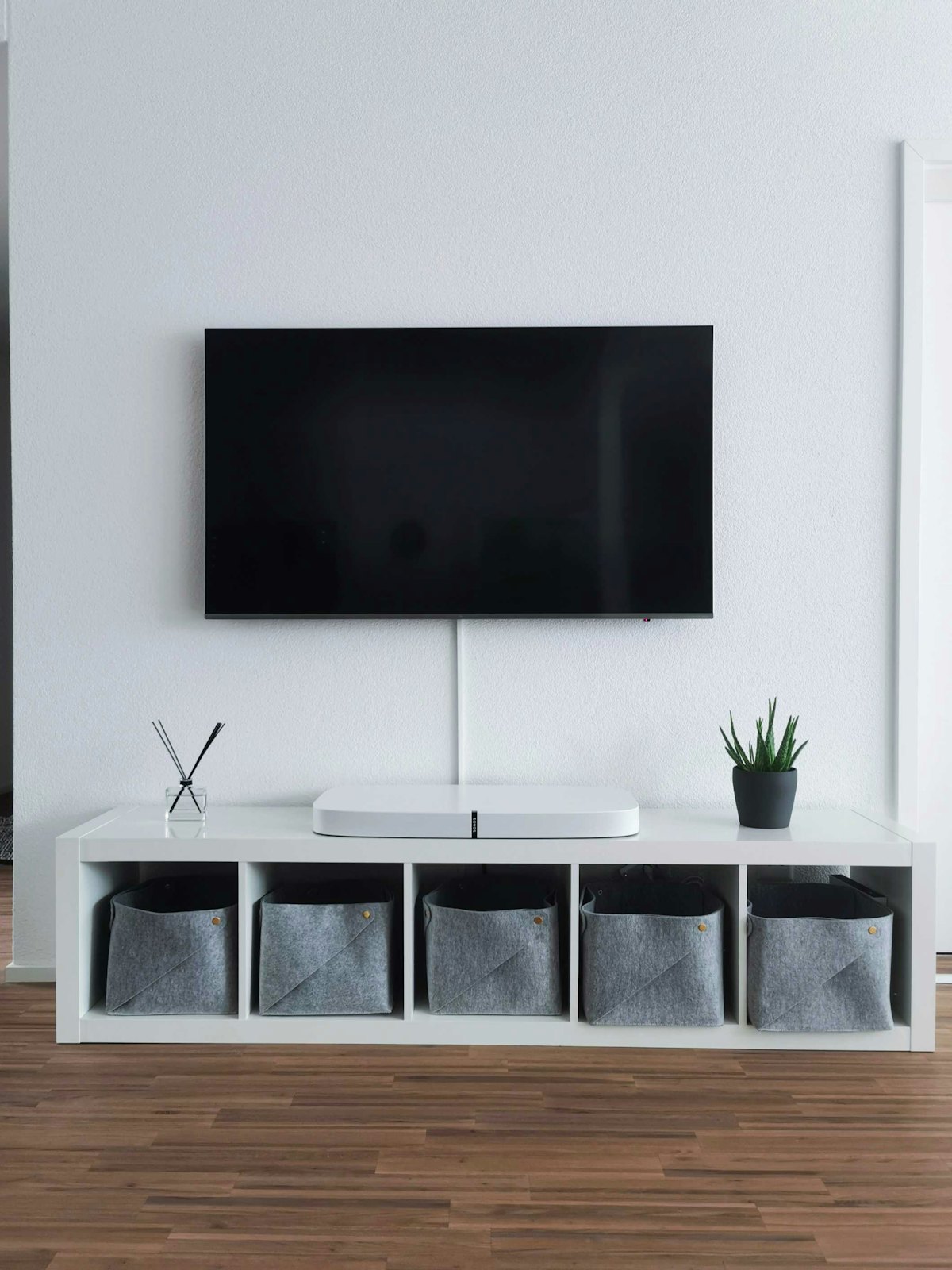 Modern wall-mounted TV showing recommended equipment for enjoying 4K IPTV.