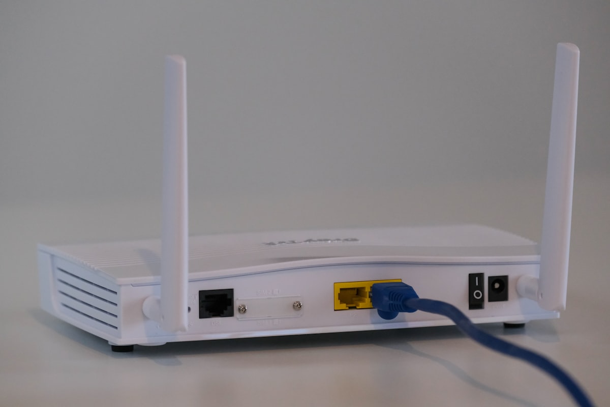 Wi-Fi router with its lights on, representative of an internet box provided by an operator such as Orange or SFR.